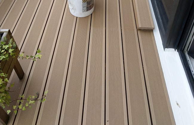 Terrasse étanche avec surface en bois composite