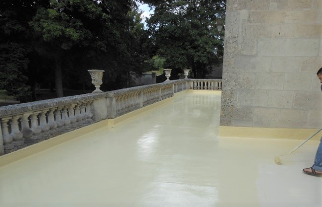 Terrasse étanche avec surface en bois composite